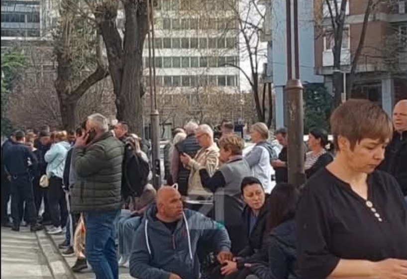 Shkon në 59 numri i të vdekurve në Maqedoni, familjarët kërkojnë të afërmit përmes rrjeteve sociale