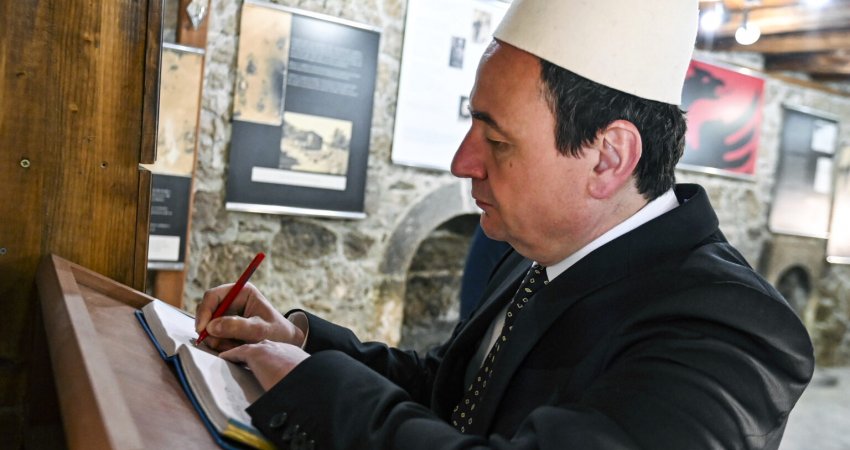 Kurti bën homazhe në Zhazhë e viziton Kompleksin e Kullave të Isa Boletinit