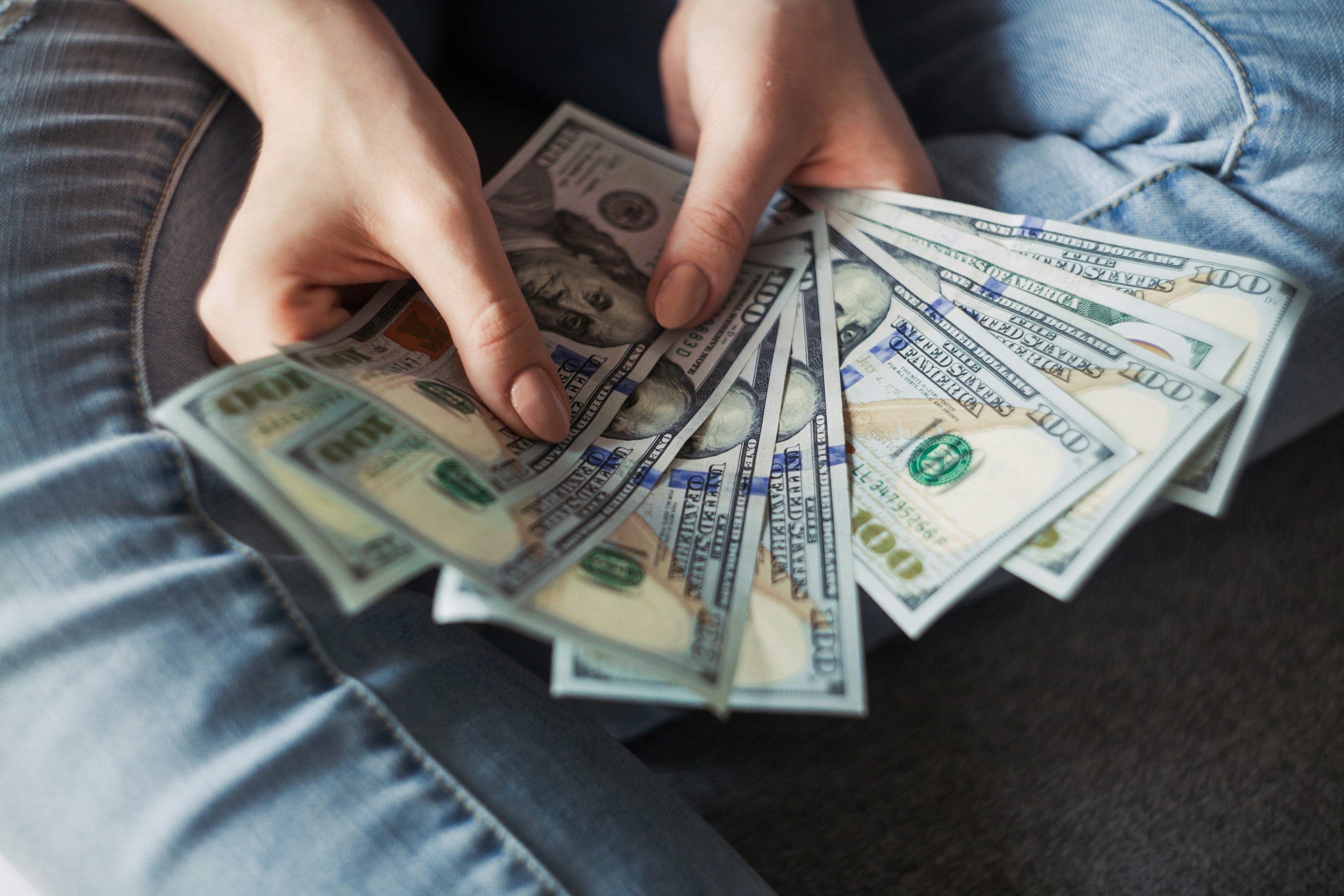 Rënia e dollarit, a është fajtor Trump?