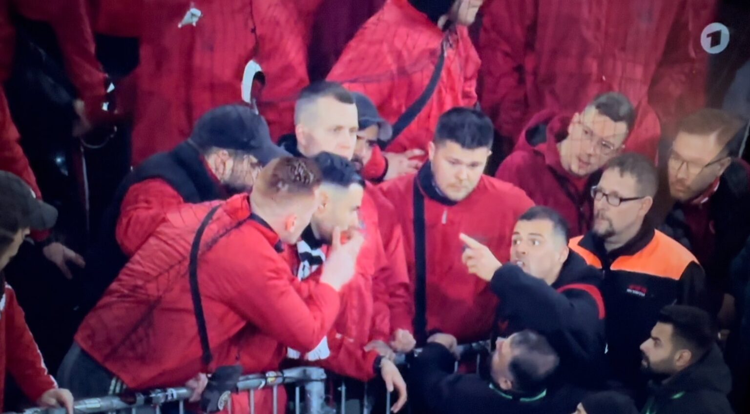 Xhaka i nervozuar pas eliminimit, kapet me një tifoz të Leverkusenit