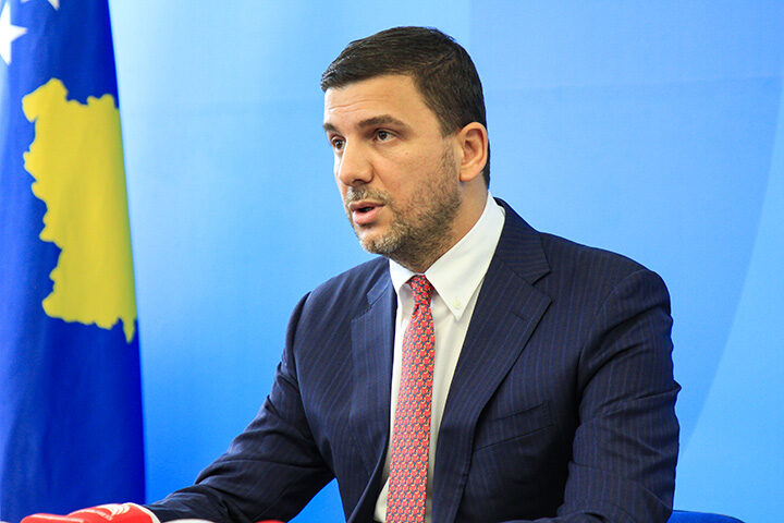 Krasniqi: VV po e zvarrit seancën për të bërë pazare politike