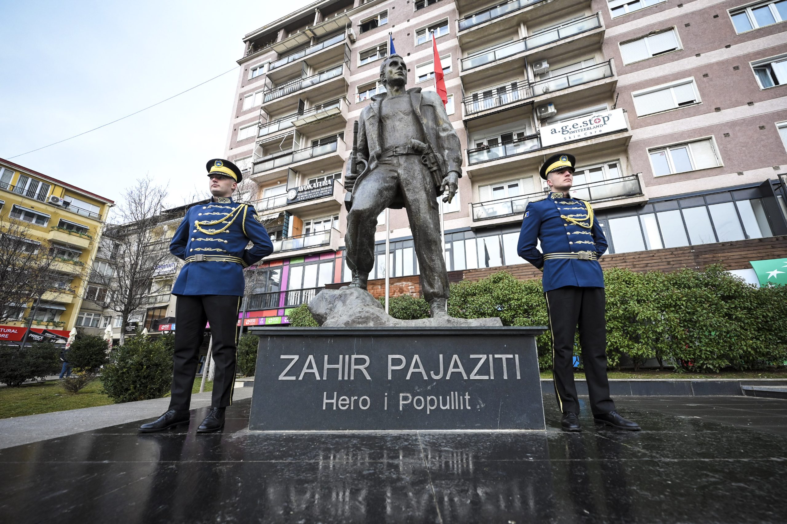 Homazhe pranë shtatores së heroit Zahir Pajaziti