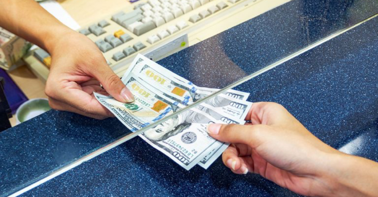 Pse leku është fuqizuar ndaj euros dhe dollarit