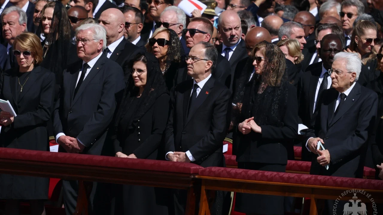 Nga Presidenti Begaj te Vjosa Osmani, cilët janë shqiptarët që po marrin pjesë në ceremoninë mortore të Papa Françeskut