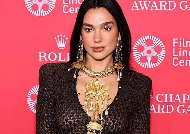 Gala e 50-të e “Çmimeve Chaplin” në Nju Jork, Dua Lipa shkëlqen me paraqitjen e saj