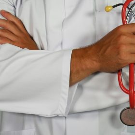 Mjeku austriak nga Cyrihu në paraburgim për sulm seksual ndaj pacienteve
