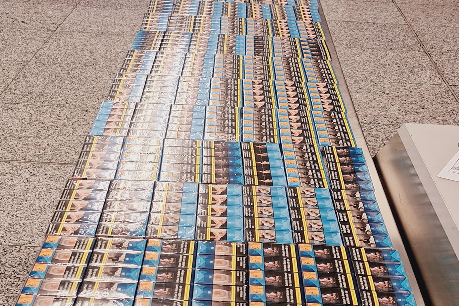 Donin të udhëtonin nga Aeroporti i Prishtinës për në Londër me 200 pako cigare