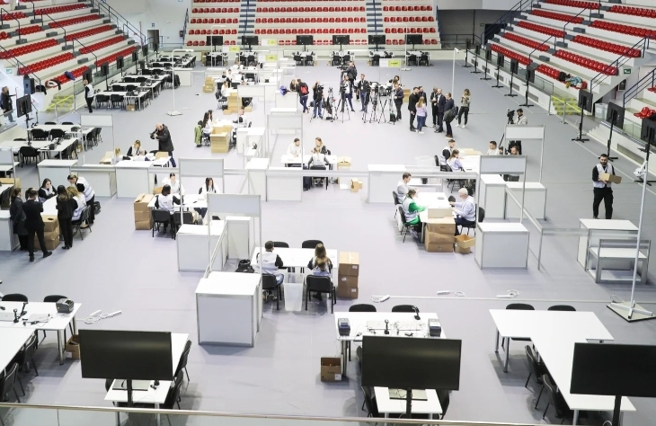 Fletëvotimet e para të diasporës arrijnë në Tiranë