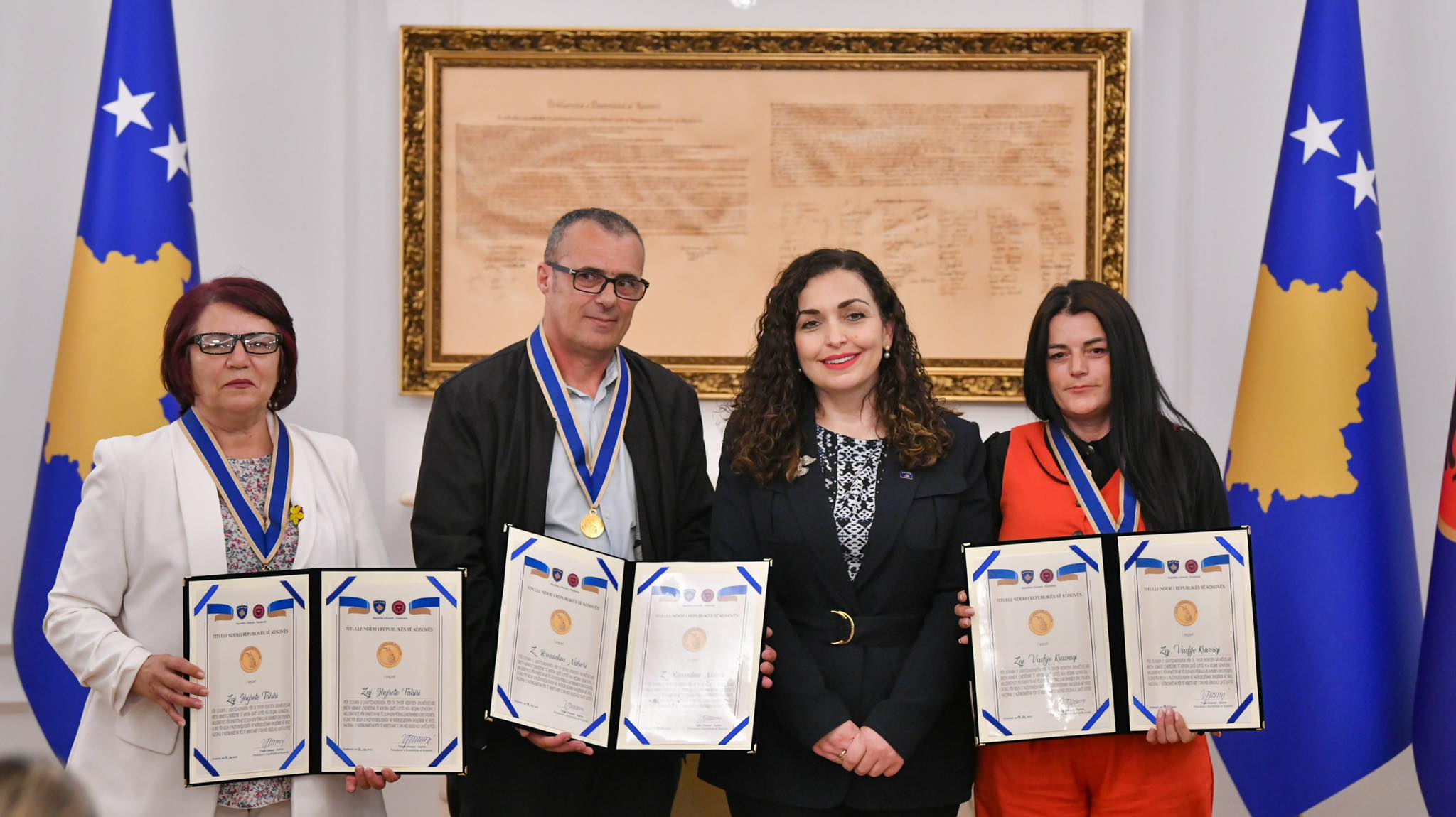 Kosovë: Presidentja ndanë titullin “Nderi i Republikës” për të mbijetuarit e dhunës seksuale gjatë luftës