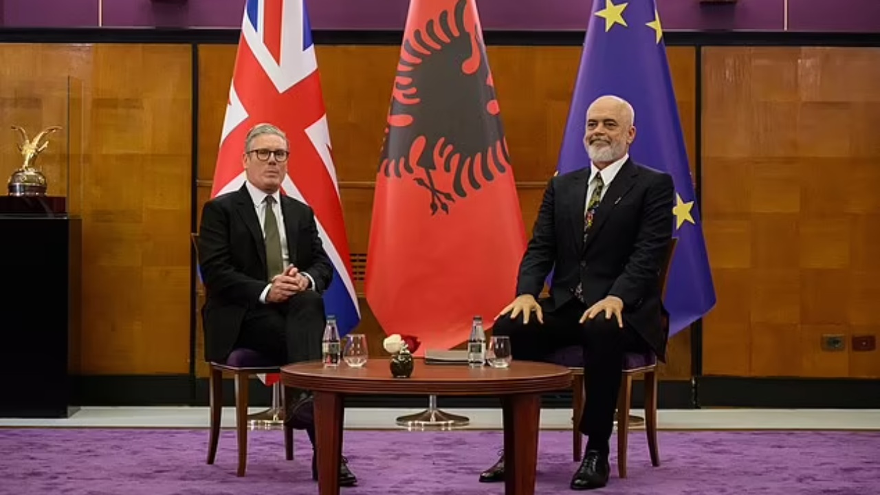 Starmer: Azilkërkuesit do dërgohen në qendra pritje