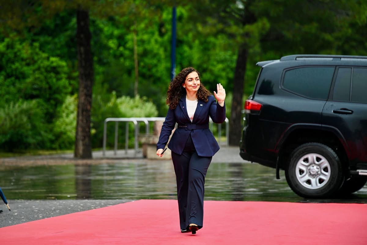 Shtypi zviceran: “Nderimet e larta për Presidenten e Kosovës, nuk janë rastësi”
