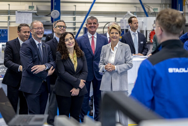 Presidentja Osmani dhe presidentja Keller-Sutter vizituan fabrikën Stadler