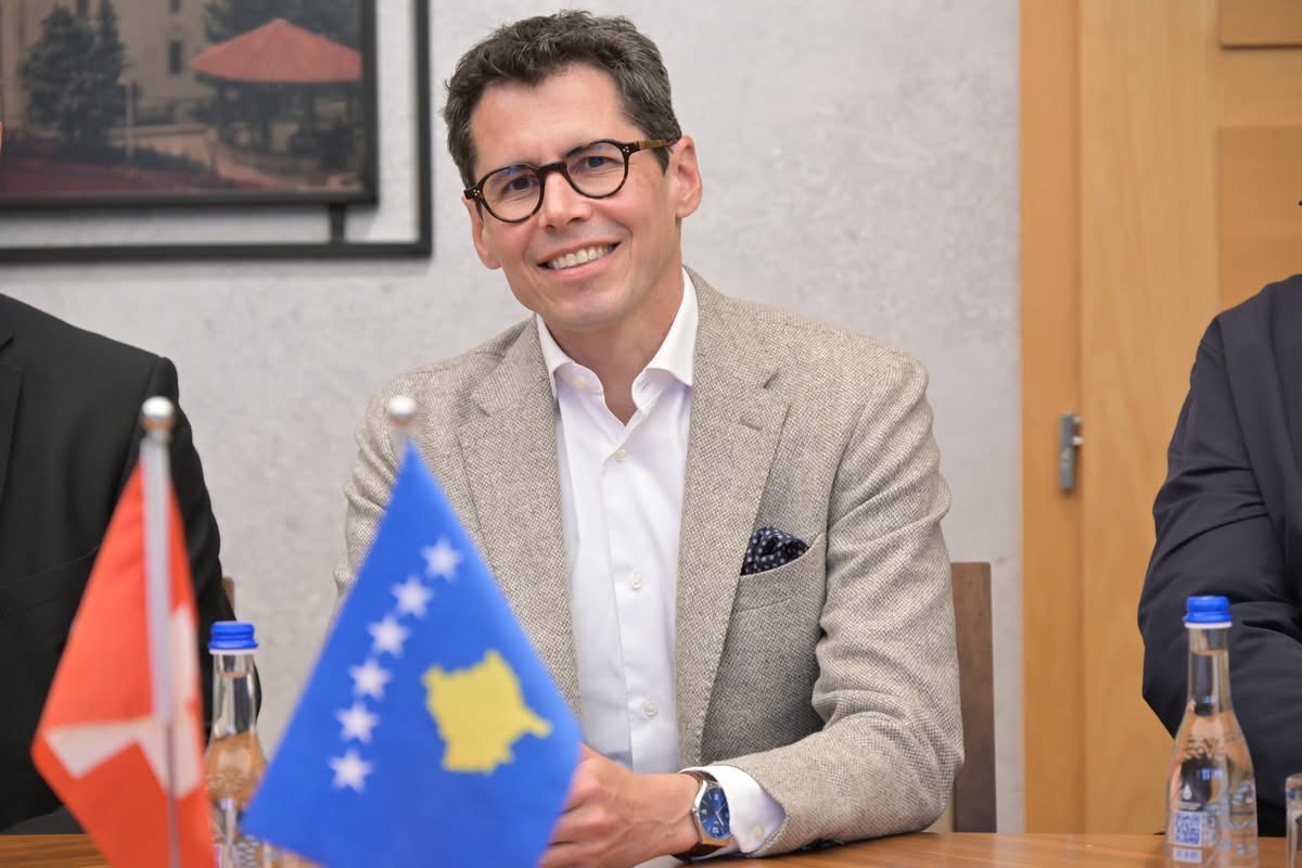 Anbasadori Jürg Sprecher takon kryetarin e qytetit të Pejës