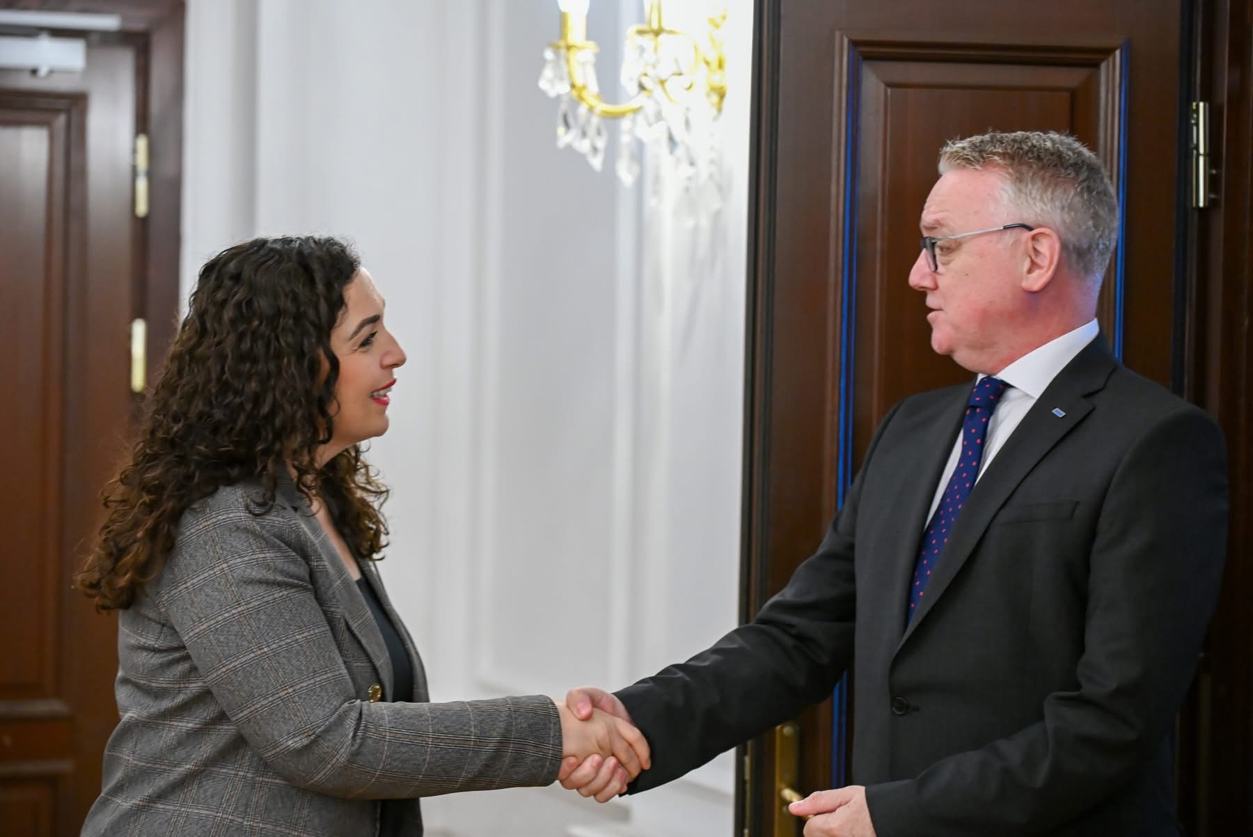 Osmani pret në takim ambasadorin e ri të OSBE-së, Gerard McGurk