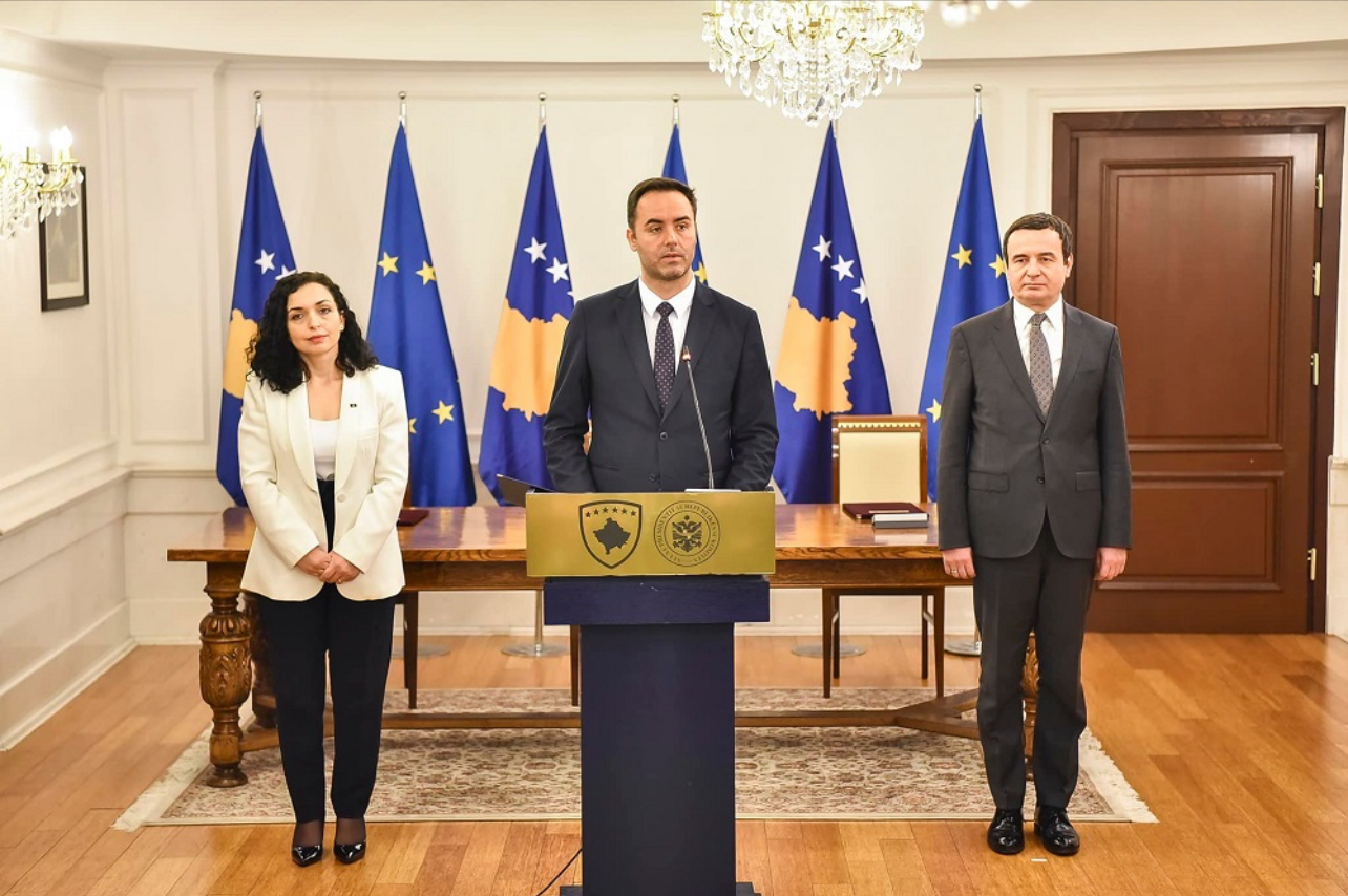 Presidentja Osmani nis konsultimet me liderët e partive