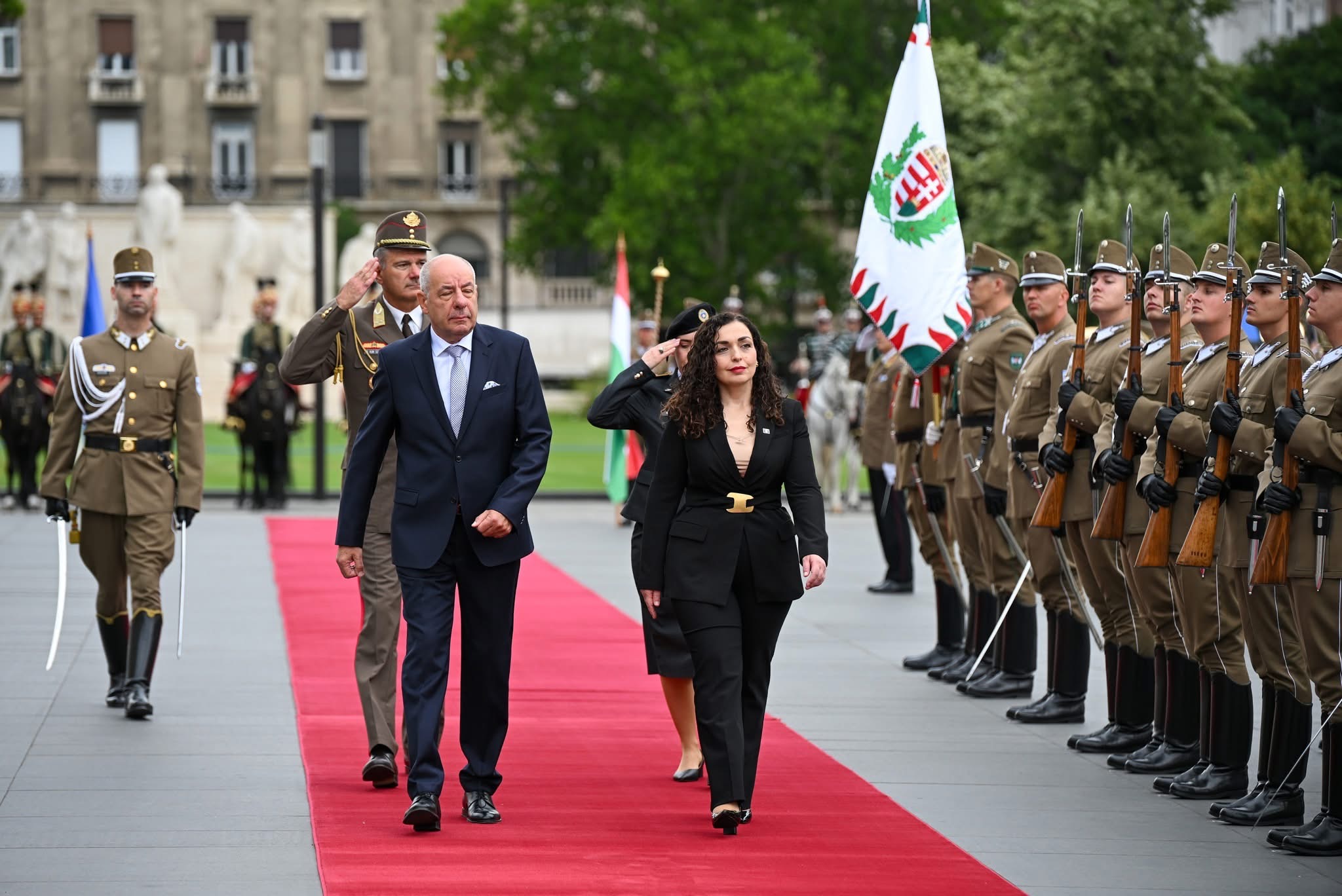 Osmani u prit me nderime ushtarake në Hungari