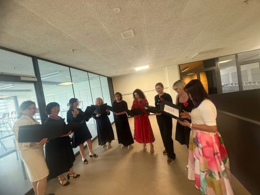 "lulëkuqet" berne invite albanian women