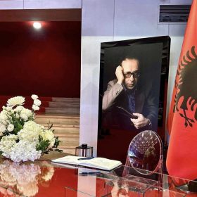 Një vit pa Kadarenë: Ikonë që do të mbetet dëshmi e mendjes dhe shpirtit shqiptar
