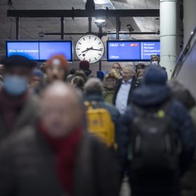 Zvicra ndryshon nga Gjermania: nuk ndalon shitjen e alkoolit në stacionet hekurudhore
