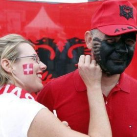 Shqiptar apo zviceran? Një brez mes rrënjëve dhe integrimit