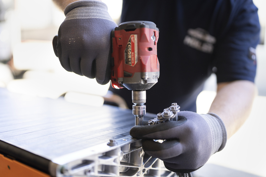 Sektori zviceran i shërbimeve shton vende pune ndërsa punësimi në industri bie