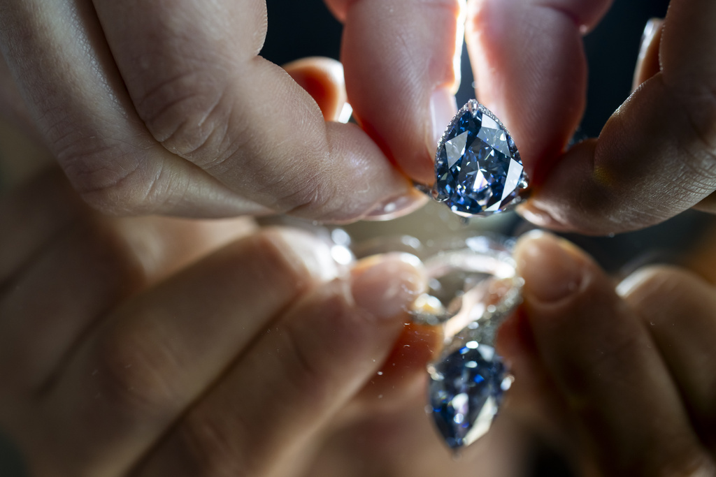Diamanti blu u shit për 25 milionë dollarë në Gjenevë