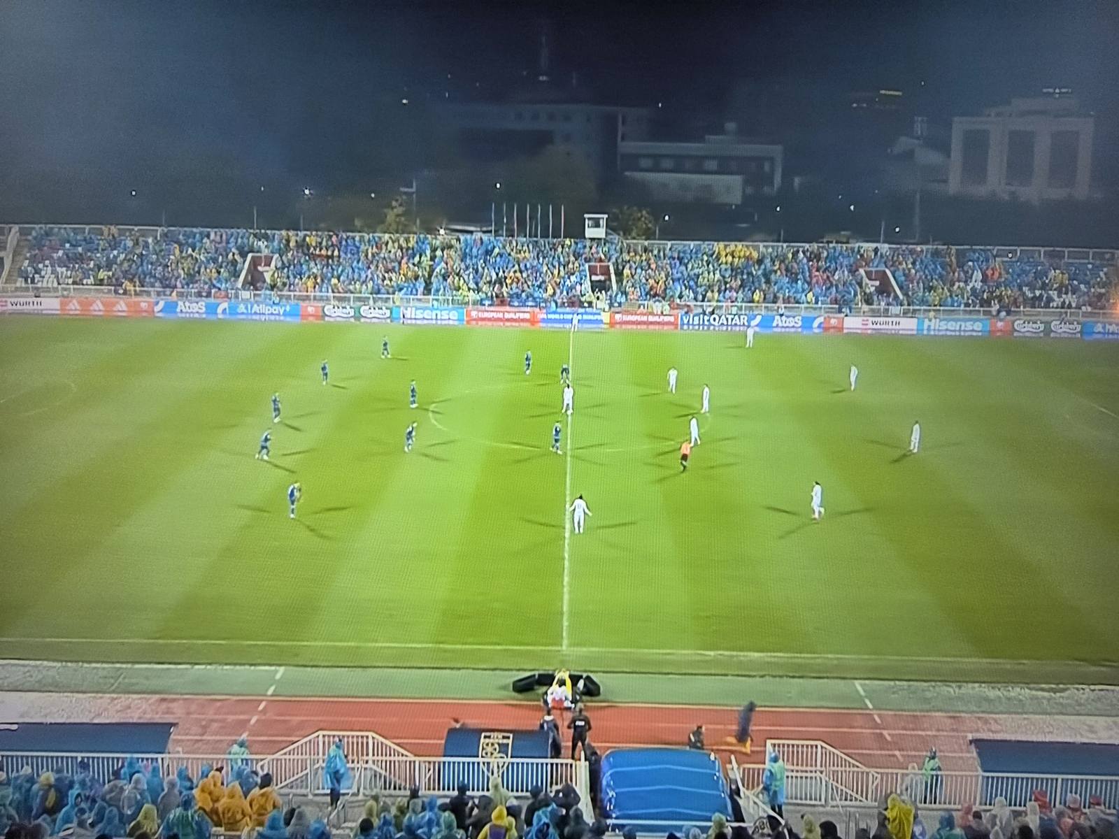 Fishekzjarret ndezin atmosferën në  Fadil Vokrri  në hapje të ndeshjes Kosovë   Zvicër