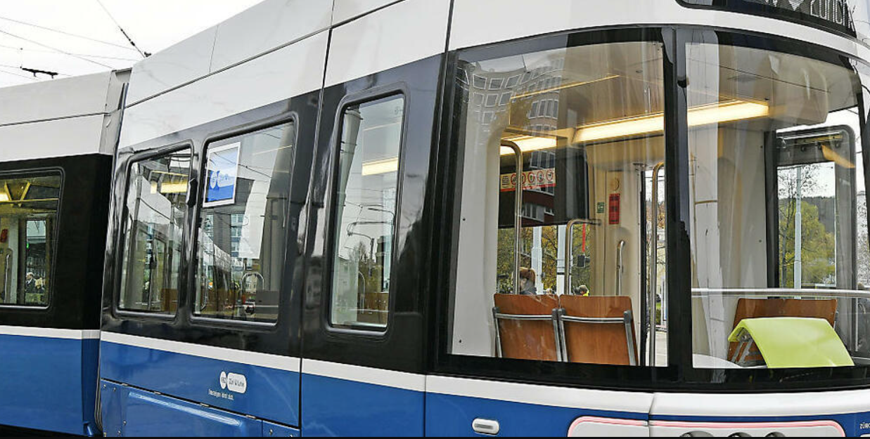 Një 17 vjeçar u godit nga një tramvaj në linjën 8 në Cyrih