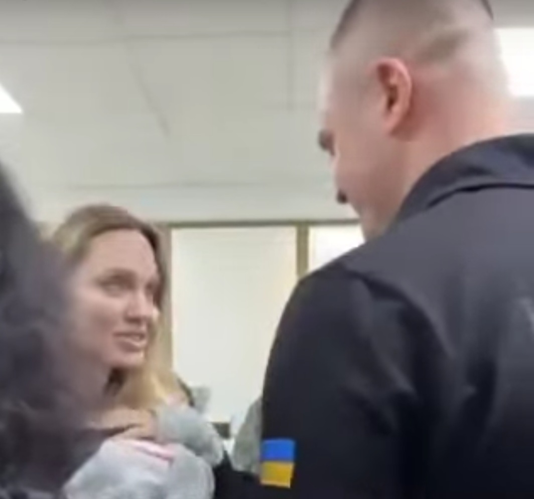 Angelina Jolie viziton qytetin e vijës së parë të frontit  Kherson  në Ukrainë