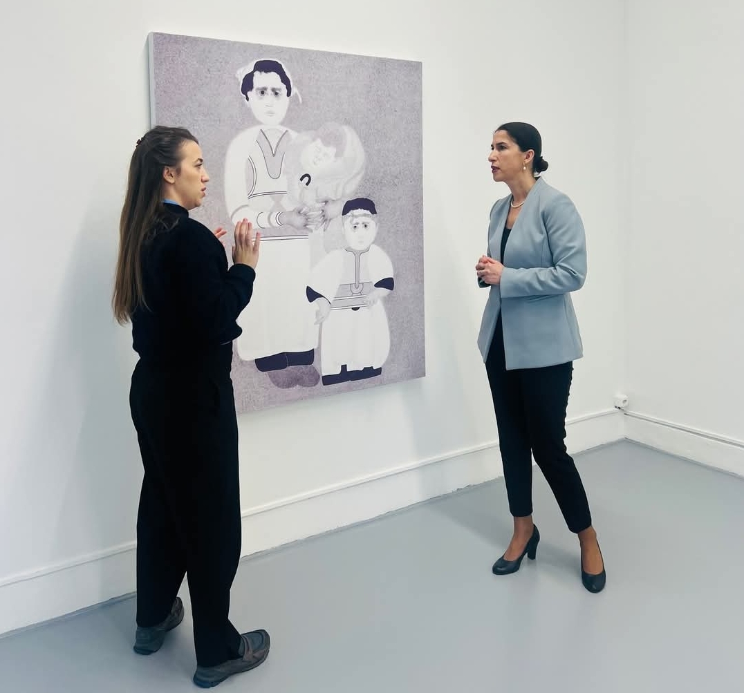 Konsullja e Kosovës në Gjenevë viziton ekspozitën e Anjesa Dellovës në Galerinë Fabienne Levy