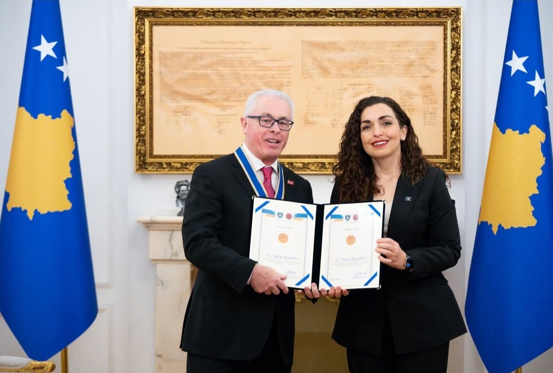 Harry Bajraktari nderohet me Urdhrin e Lirisë nga Presidentja Vjosa Osmani