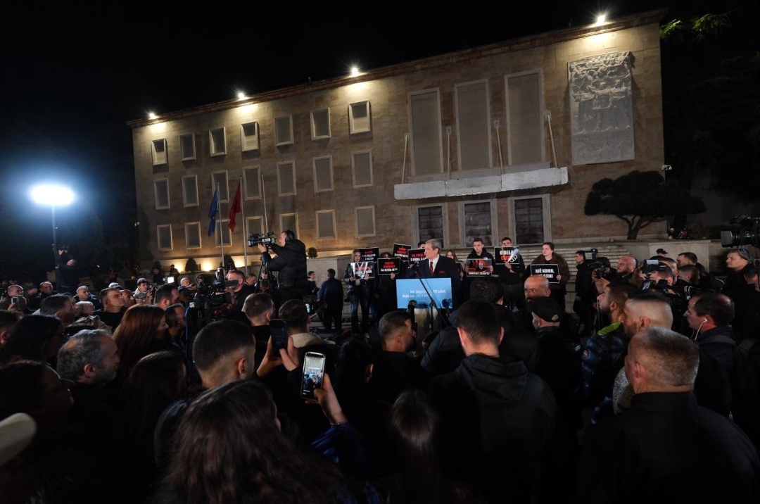 Shqipëri  PD proteston para kryeministrisë  Berisha shpjegon qëllimin e saj