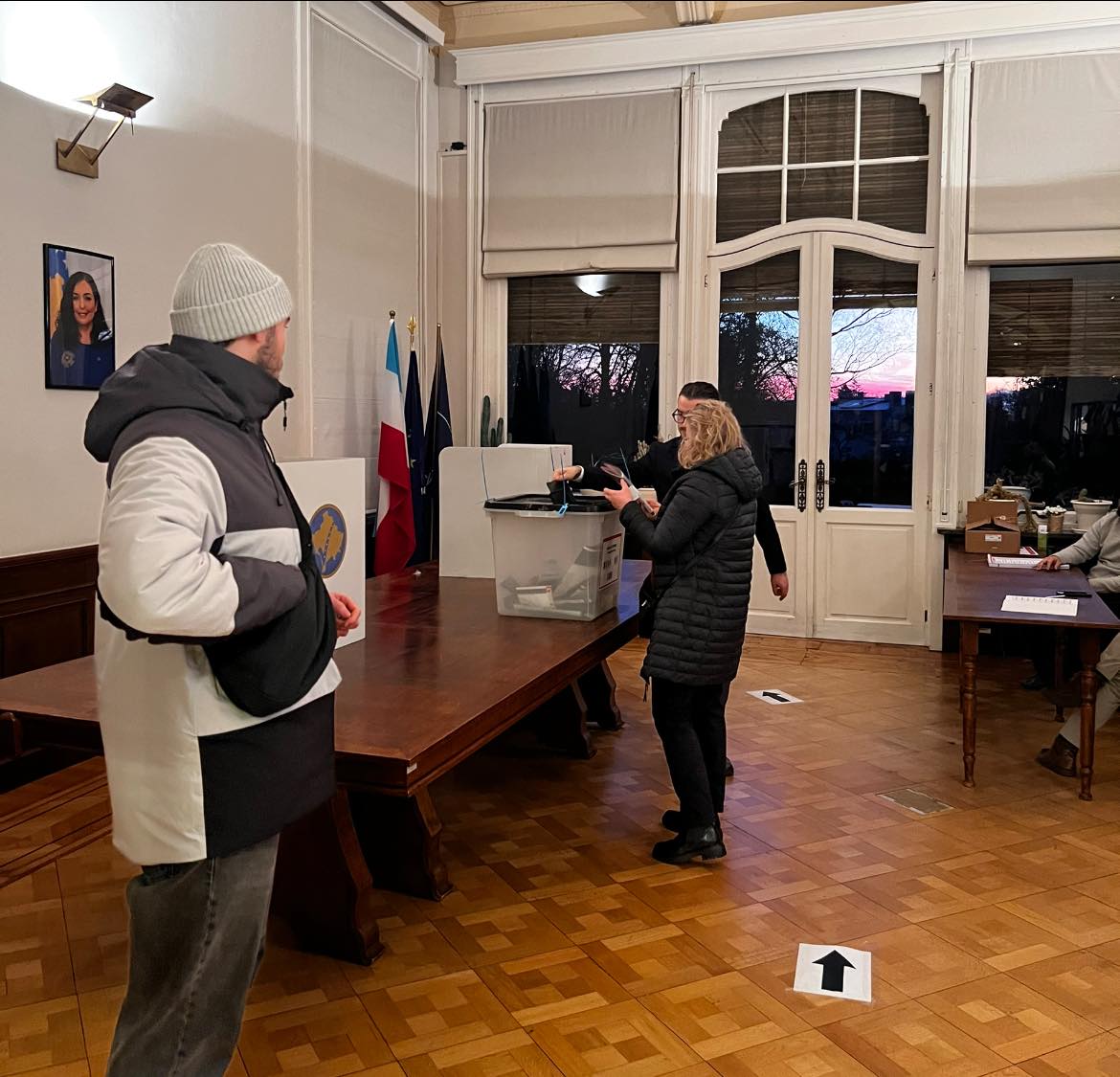 Në 25 përfaqësi diplomatike votuan 81 29  të personave të regjistruar