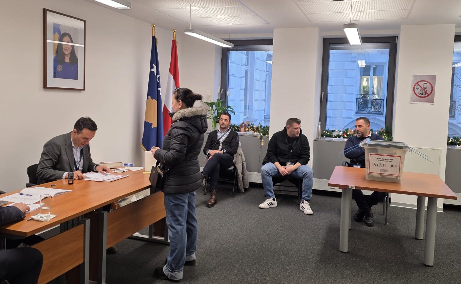 Vjenë  Procesi i votimit në ambasadë po vazhdon në mënyrë të rregullt