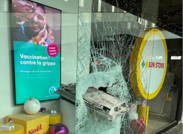 Shpërthejnë dy bankomatë në Neuchâtel  Shpërndahen kartëmonedha 200 frangëshe