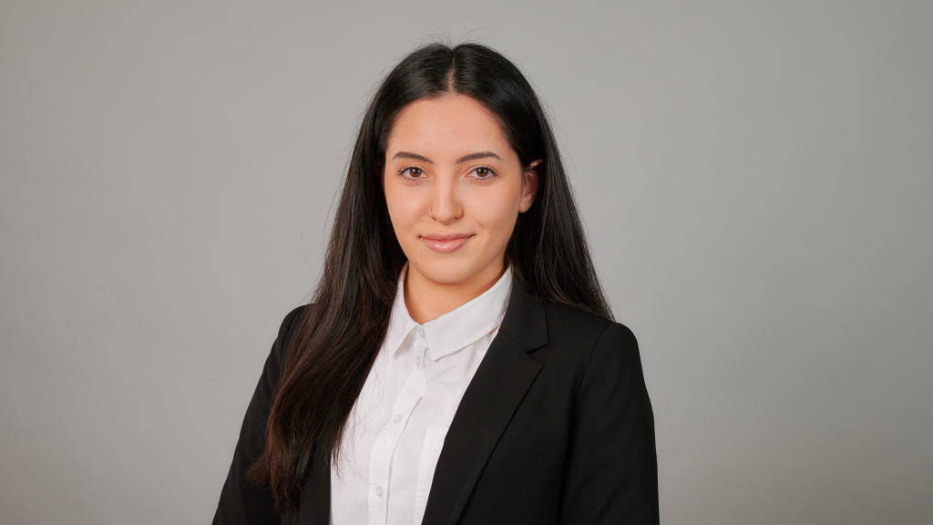 E vetme  me valixhen plotë ëndrra  Fjolla ja doli