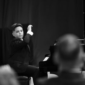 Lir Hajrizi: Pianisti që po tejkalon kufijtë e talentit