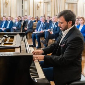 Kosti Deti mahnit me performancën e tij në Ambasadën Italiane në Vjenë