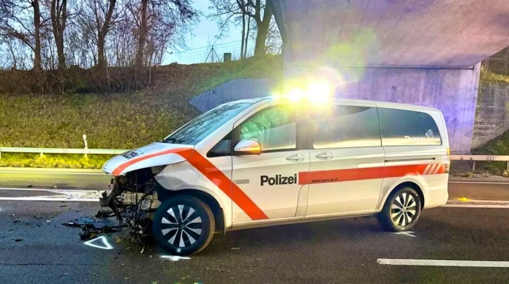 Tesla përplaset me makinë policie në autostradën A1 në Zvicër
