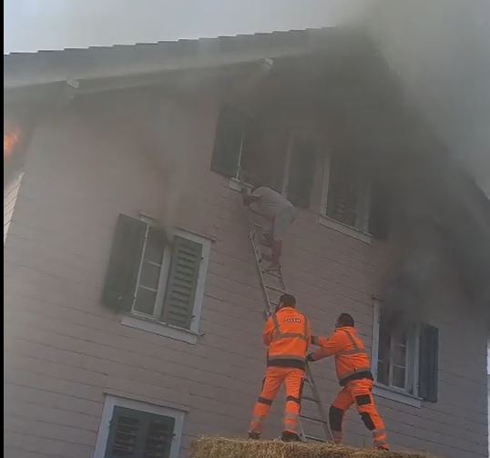 Bajram Shillova përballë flakëve  guximi që shpëtoi një jetë