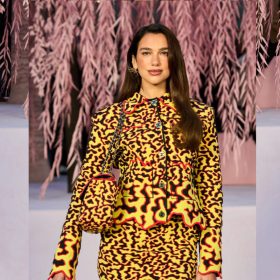Dua Lipa shkëlqen në sfilatën haute couture të Chanel në Paris