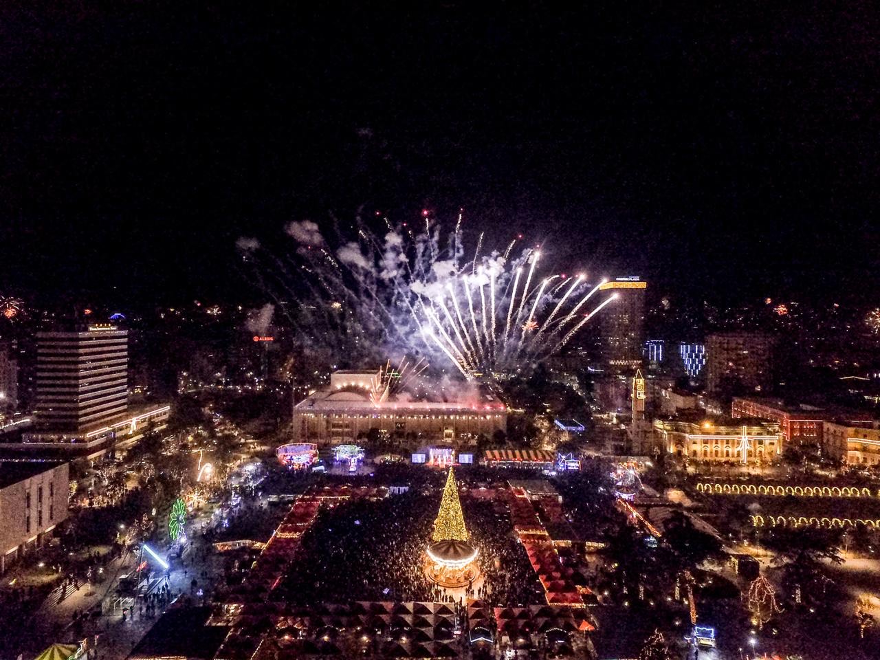 Fishekzjarret ndriçuan qiellin e Tiranës mbrëmë