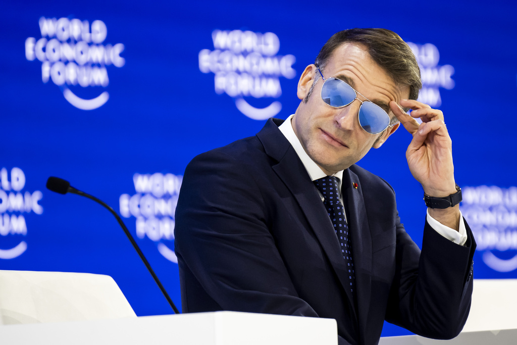 Macron bëhet ikonë e modës në Davos