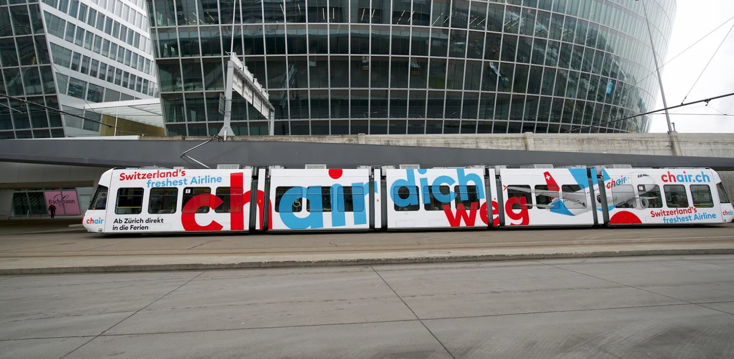 Chair Airlines  ateron  në shinat e trameve të Cyrihut