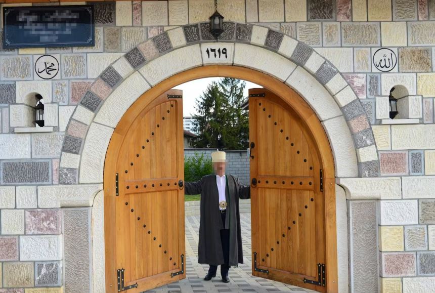 Tre vjet e gjysmë burg dhe dëbim nga Zvicra për  imamin  e vetëshpallur kosovar