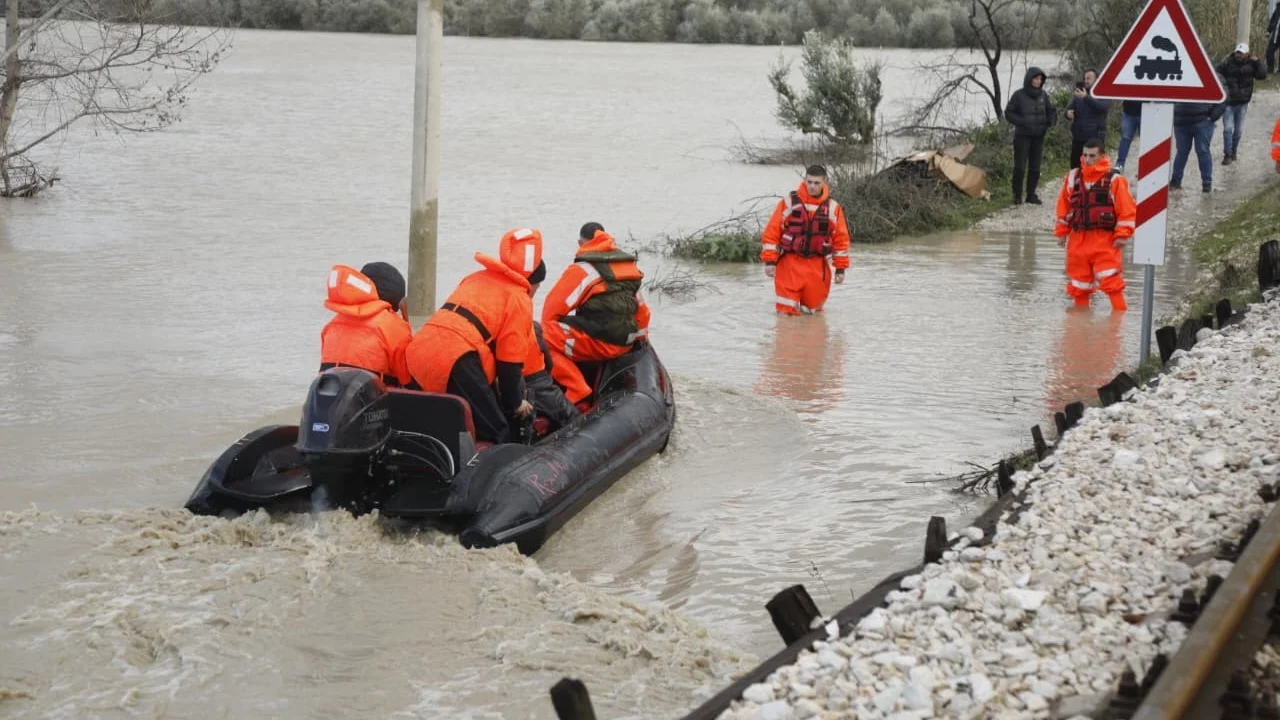 Shqipëri  Mbi 13 mijë hektarë tokë e përmbytur dhe 1 587 banesa nën ujë