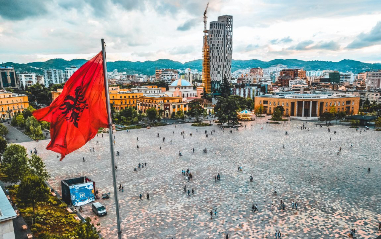 Daily Express rekomandon Tiranën si destinacion kryesor për pushime në 2026