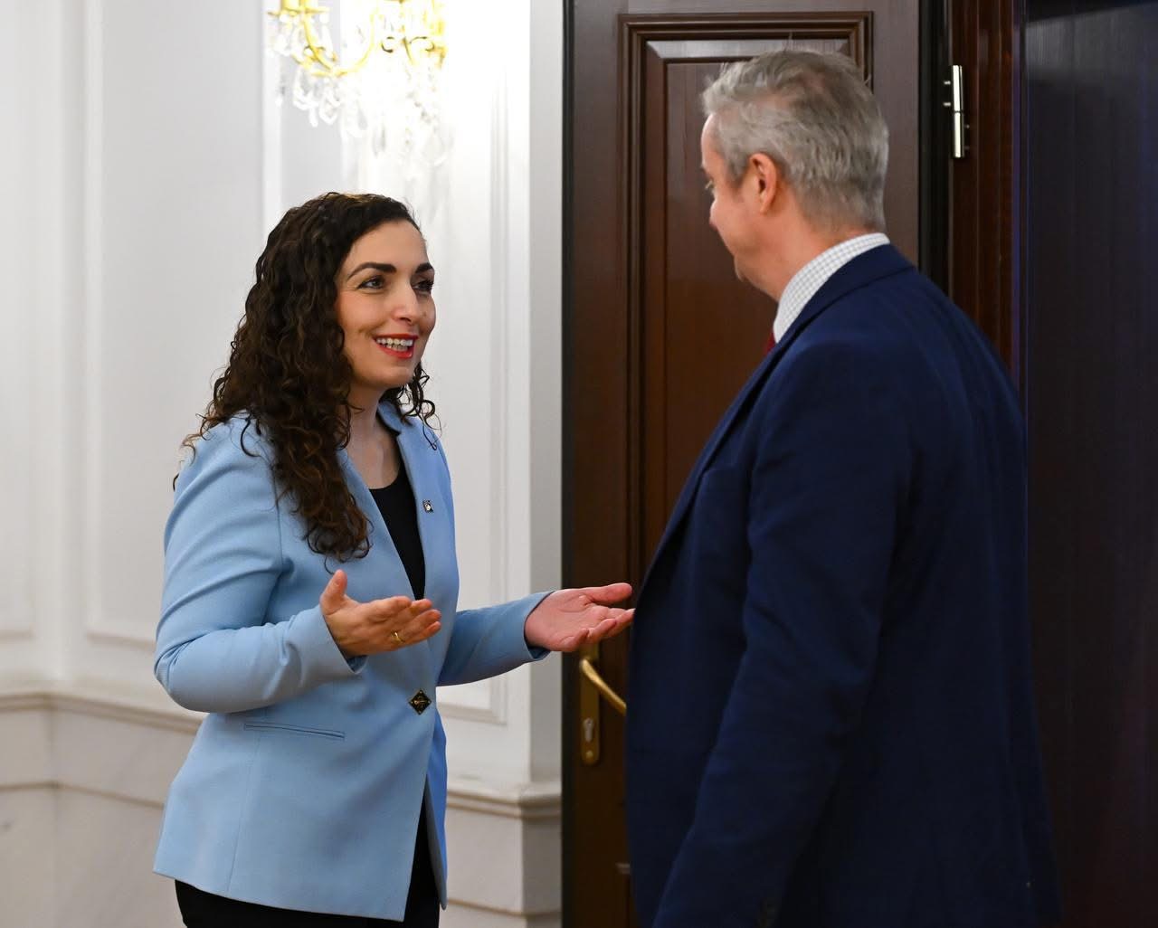 Presidentja Osmani priti në takim Ambasadorin britanik Jonathan Hargreaves