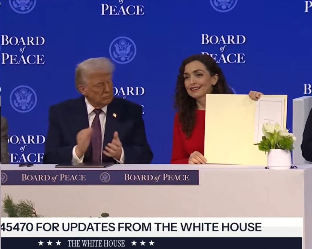 Vjosa Osmani nënshkruan anëtarësimin e Kosovës në Bordin e Paqes