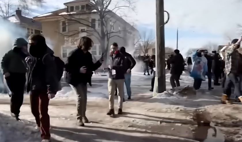 Oficerët e ICE së qëllojnë për vdekje një burrë në Minneapolis